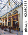 パリのパッサ―ジュ・アーケード商店街風景 92860858