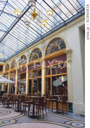 パリのパッサ―ジュ・アーケード商店街風景 92860858