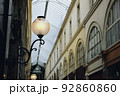 パリのパッサ―ジュ・アーケード商店街風景 92860860