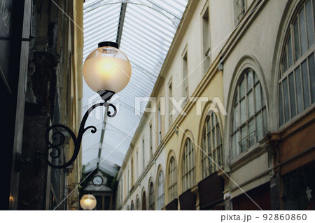 パリのパッサ―ジュ・アーケード商店街風景 92860860