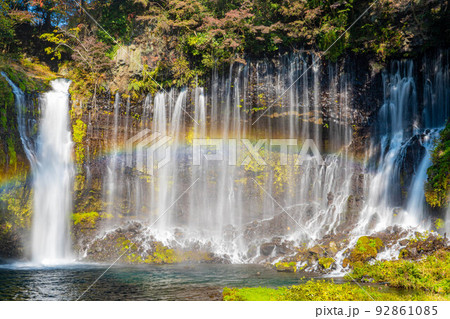 【秋素材】紅葉シーズンの白糸の滝と虹【静岡県】 92861085