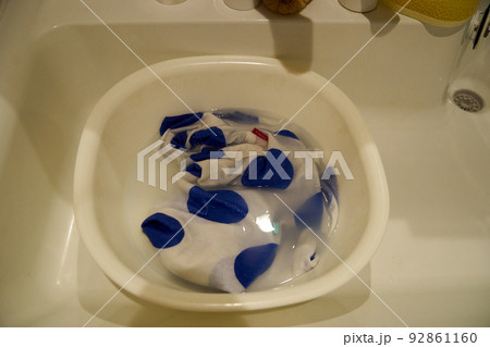 手洗い・水玉・洋服・ツケ洗い・アップ・風呂場・洗面器 92861160