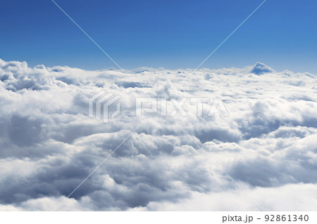 上空の雲海と青空 92861340