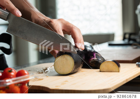 台所で料理する男性の手元 92861678