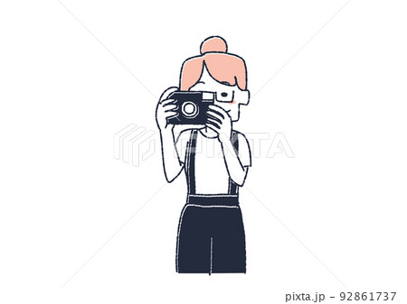 正面にカメラを構える女性　写真を撮る人物 92861737