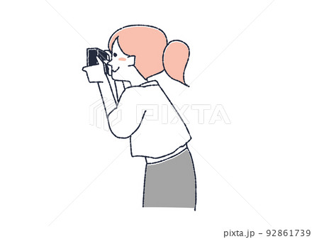カメラを構える女性　写真を撮る人物 92861739