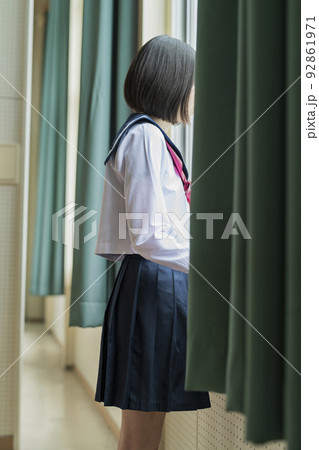 体育館のギャラリーにいる女子高生 92861971