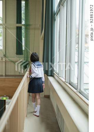 体育館のギャラリーにいる女子高生 体育館のギャラリーにいる女子高生 92861972