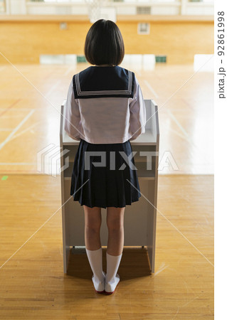 体育館 ステージでスピーチをする女子高生 92861998