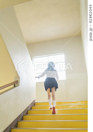 学校 階段をかけ上がる女子高生 92862044