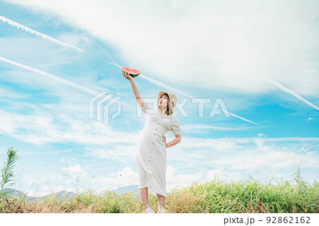 青空とスイカと白いワンピースの女性 92862162