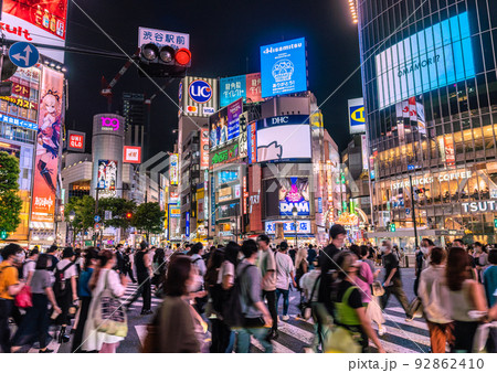日本の東京都市景観 世界最多2週連続。都病床使用率57.5％。マスク大国が感染大国＝8月5日、渋谷 92862410