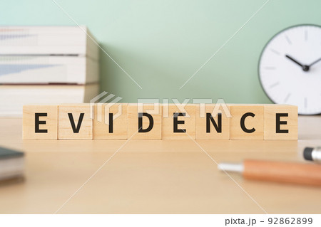 エビデンス・証拠のイメージ｜「EVIDENCE」と書かれたブロックが置かれたデスク 92862899