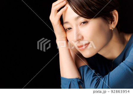 30代女性のポートレート 92863954