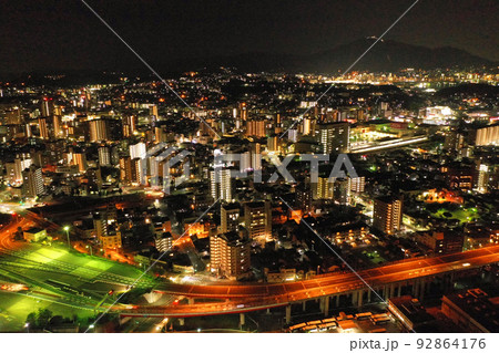 若戸大橋付近の街並みの夜景空撮 92864176