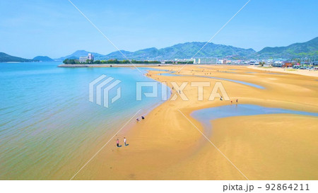 青い海　砂浜　海で楽しむ人たち　晴れた日　瀬戸内　夏の海　夏休み　絶景　海水浴　休日　バカンス 92864211