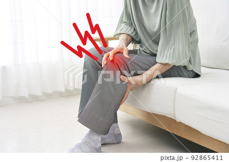 膝が痛いシニア女性のクローズアップ 膝が痛いシニア女性のクローズアップ 92865411