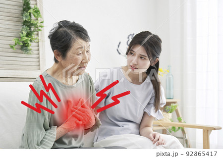 自宅で胸が痛む高齢者女性 自宅で胸が痛む高齢者女性 92865417