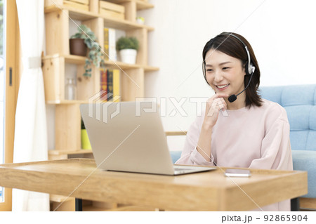 自宅でオンライン授業を受ける女子大生 92865904