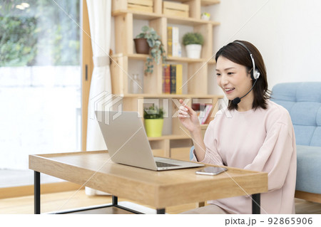 自宅でオンライン授業を受ける女子大生 92865906