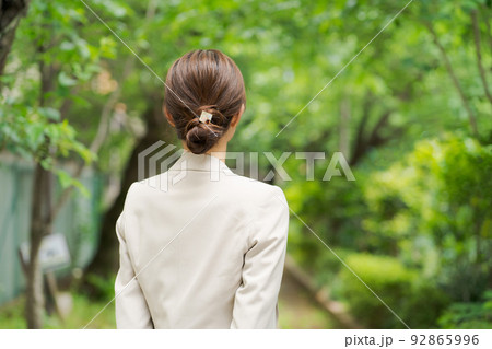 新緑の中で歩く女性 92865996