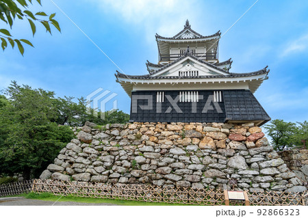 静岡県浜松市　浜松城の天守と野面積みの石垣 92866323