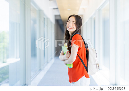 大学生の女性 92866393