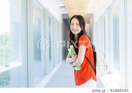 大学生の女性 92866395