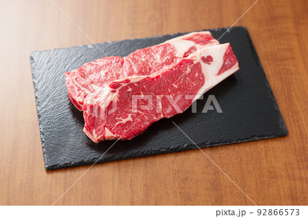 ステーキ　ステーキ肉　牛肉　サーロイン　サーロインステーキ  肉　赤身 92866573