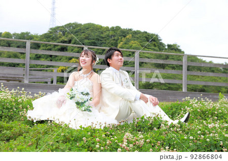 ウエディングドレス姿の可愛い新婦様とタキシードの新郎様☆公園でロケ撮影のフォトウエディング ウエディングドレス姿の可愛い新婦様とタキシードの新郎様☆公園でロケ撮影のフォトウエディング 92866804
