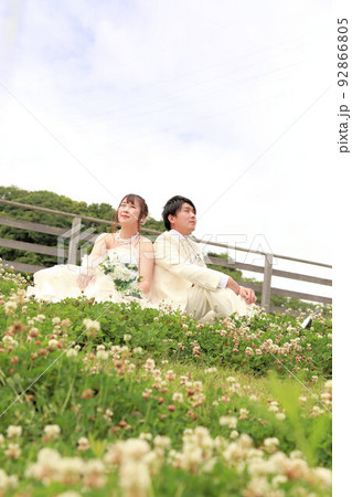 ウエディングドレス姿の可愛い新婦様とタキシードの新郎様☆公園でロケ撮影のフォトウエディング ウエディングドレス姿の可愛い新婦様とタキシードの新郎様☆公園でロケ撮影のフォトウエディング 92866805