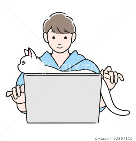 パソコン作業中、猫に邪魔される男性 92867110