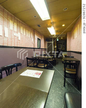 古い居酒屋の客席 92867252