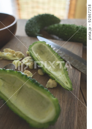 ゴーヤの種取り 92867258