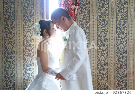 年の差カップルのフォトウエディング☆アンティーク調の室内撮影 92867326