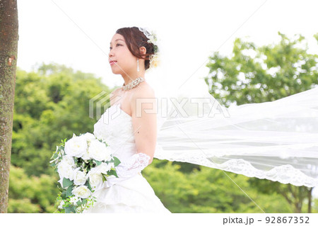 年の差カップルのフォトウエディング公園でのロケーション撮影 92867352