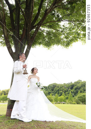 年の差カップルのフォトウエディング公園でのロケーション撮影 92867355