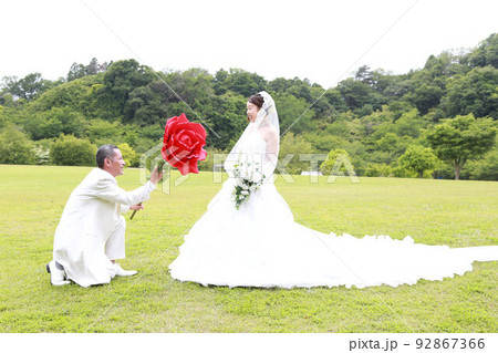 年の差カップルのフォトウエディング公園でのロケーション撮影 年の差カップルのフォトウエディング公園でのロケーション撮影 92867366