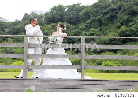 年の差カップルのフォトウエディング公園でのロケーション撮影 92867378
