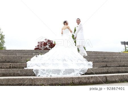 年の差カップルのフォトウエディング公園でのロケーション撮影 92867401