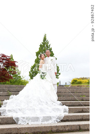 年の差カップルのフォトウエディング公園でのロケーション撮影 92867402