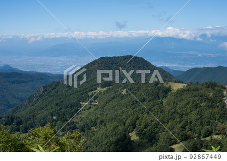 長野県上高井郡高山村山田牧場沿いの湯つづき紅葉街道のヤマボクワイルドスノーパークと須坂市と青空の景色 92867449