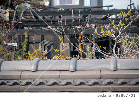 火事にあった家の写真。焼跡。火事のイメージ。 92867701