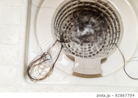 お風呂の排水溝に詰まった抜け毛の写真。水回りのトラブルのイメージ。水の詰り。 92867704