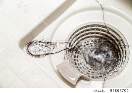 お風呂の排水溝に詰まった抜け毛の写真。水回りのトラブルのイメージ。水の詰り。 92867706