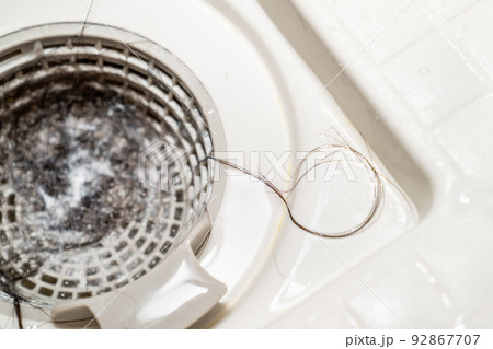 お風呂の排水溝に詰まった抜け毛の写真。水回りのトラブルのイメージ。水の詰り。 92867707