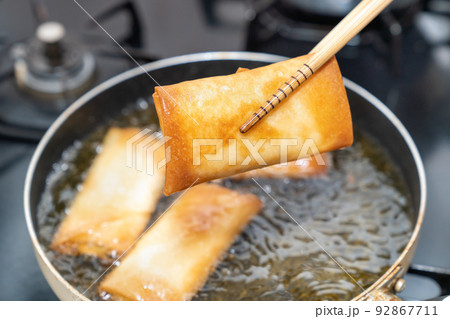 春巻きを作っている写真。手作り料理のイメージ。 92867711