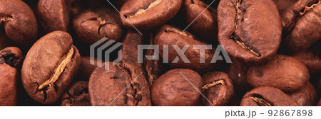 Coffee lover view of roasted coffee beans for background and texture. Dumped roasted coffee beans can be used as background and texture. Photo banner. roasted coffee 92867898