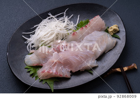 鯛の刺身 92868009