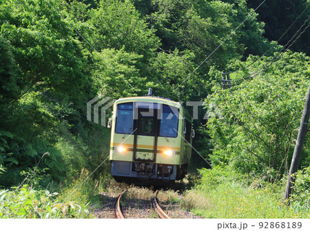 木次線　油木駅付近を走るキハ120 92868189